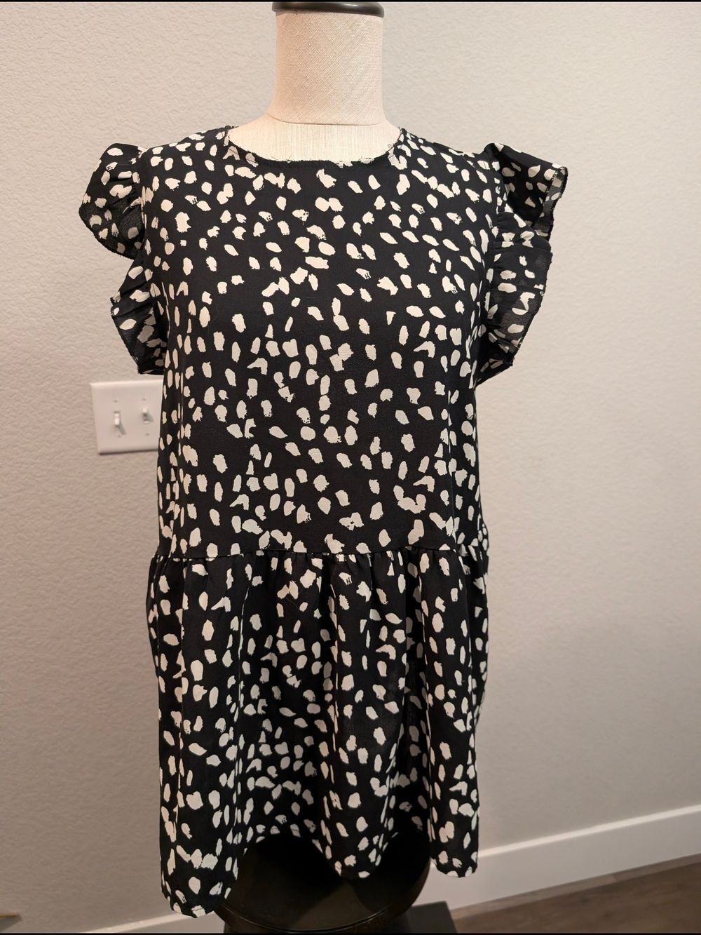 Hount Women's Sz M Black and White Printed Ruffle Sleeve Blouse Office Casual